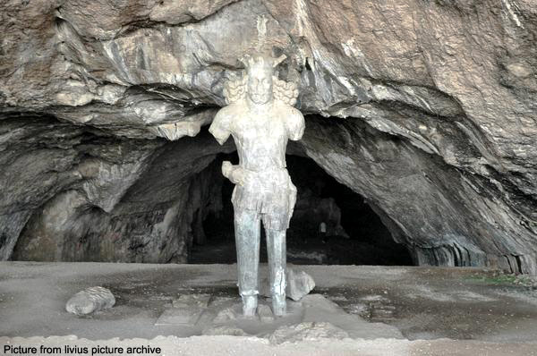 ورودی غار شاپور ومجسمه او 