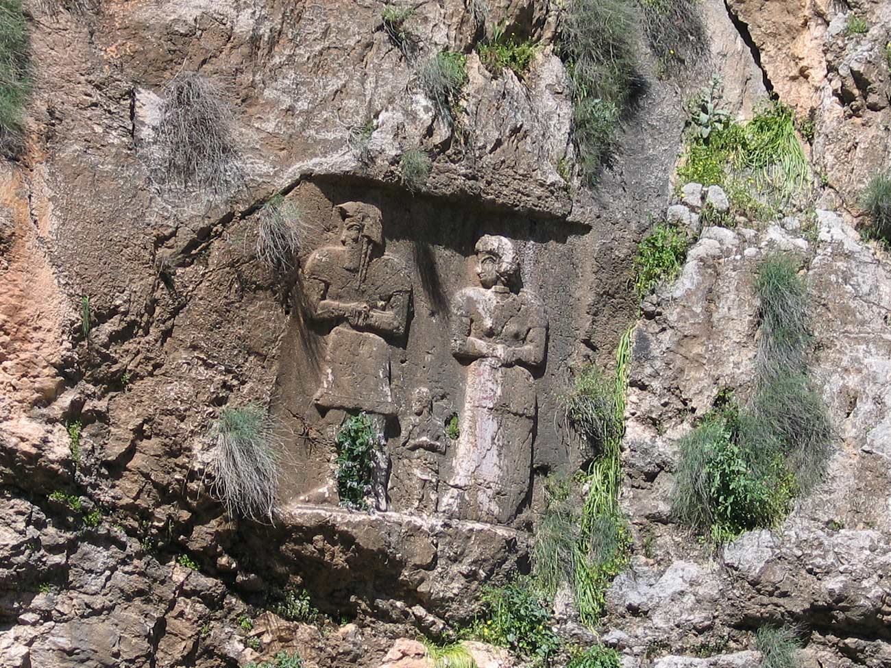 هانی شاه انشان به همراه خانواده خود در حال نیایش 