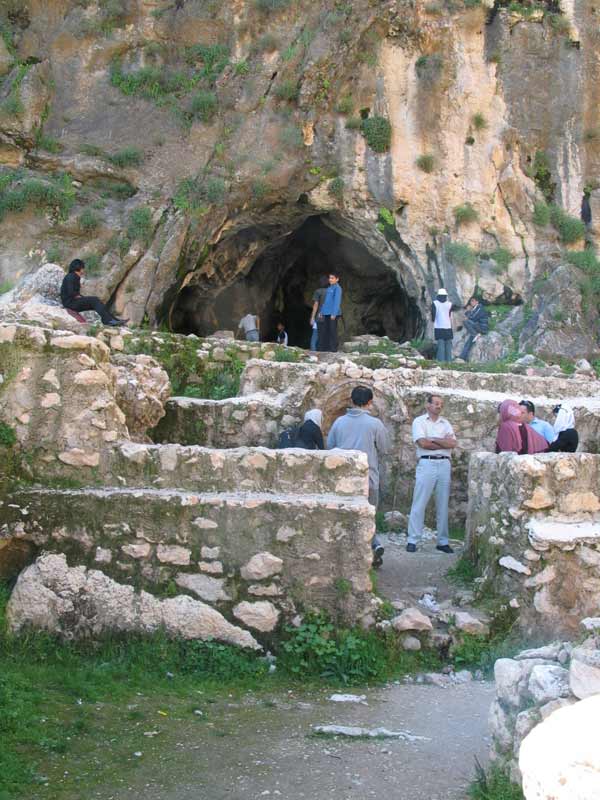 غار سلمان و بقایای ساختمان اتابكی در اشكفت سلمان 