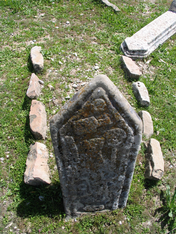 قبرستان قدیمی جنوب ایذه با سنگ قبرهای منحصر به فرد 