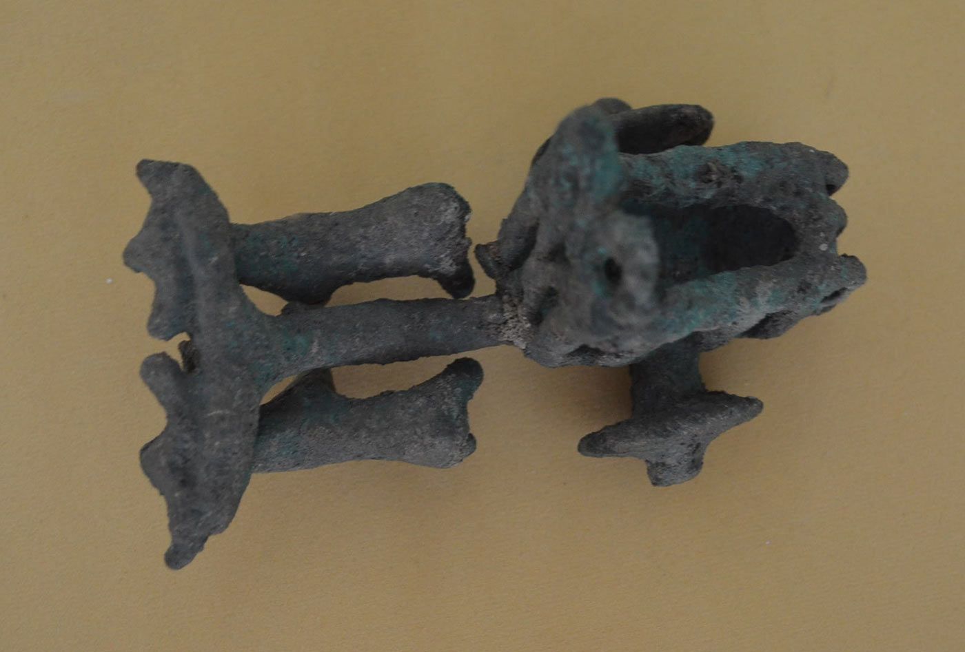 ماکت یک ارابه کوچک برنزی که توسط دو گاو کشیده می شود