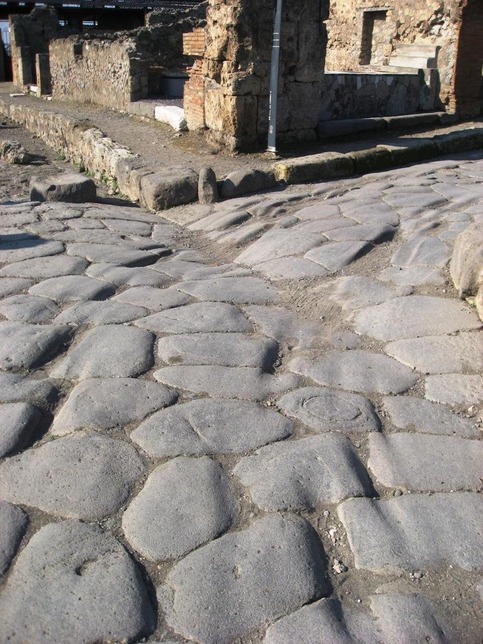 یک جاده سنگفرش در پمپی ایتالیا