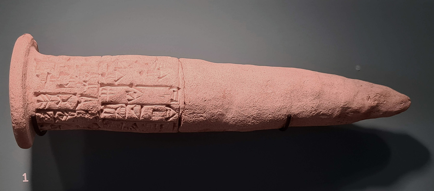 مخروز گلی کتیبه دار