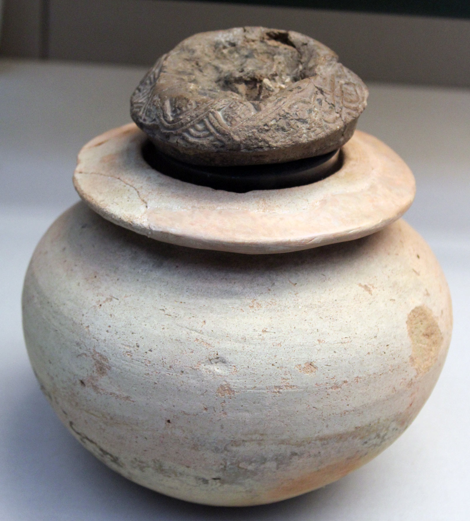 در یک ظرف به همراه اثر مهر