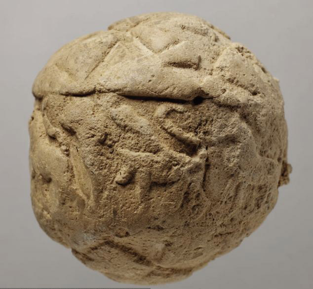 یک پاکت نامه کروی گلی که ژتونها را داخل خود نگه میدارد