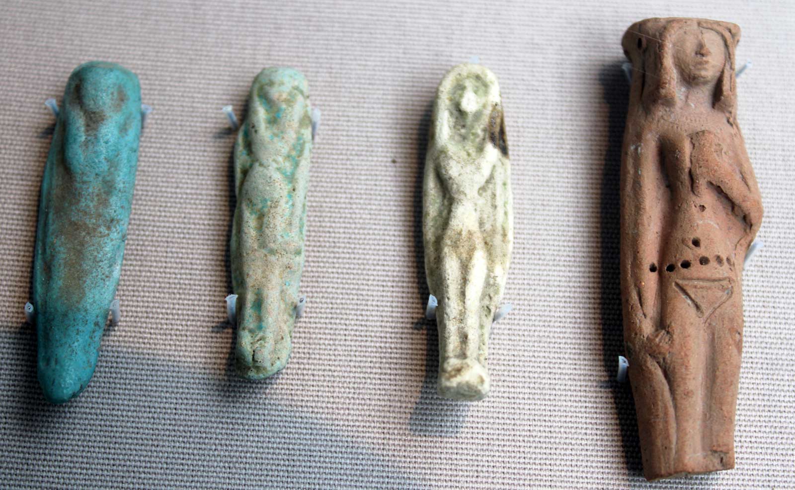 مجسمه باروری درون قبر