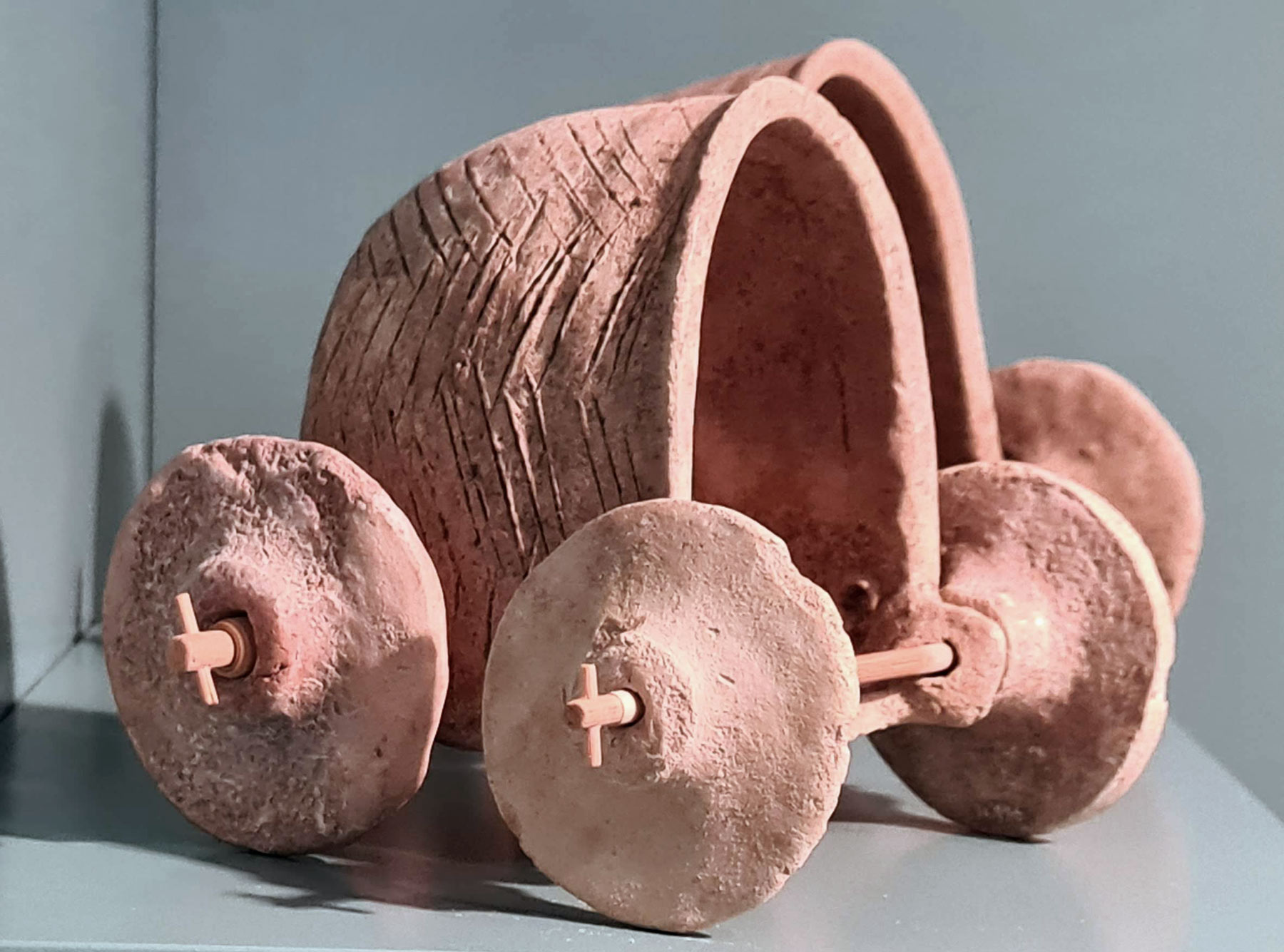 مجسمه گاری با چرخ سفالی