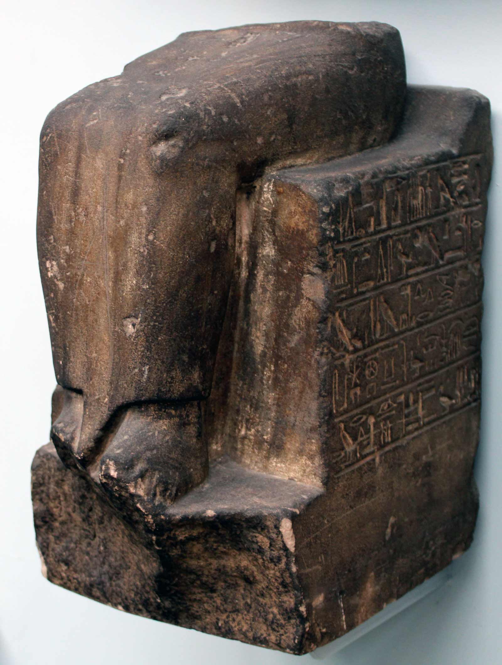 مجسمه فرد نشسته