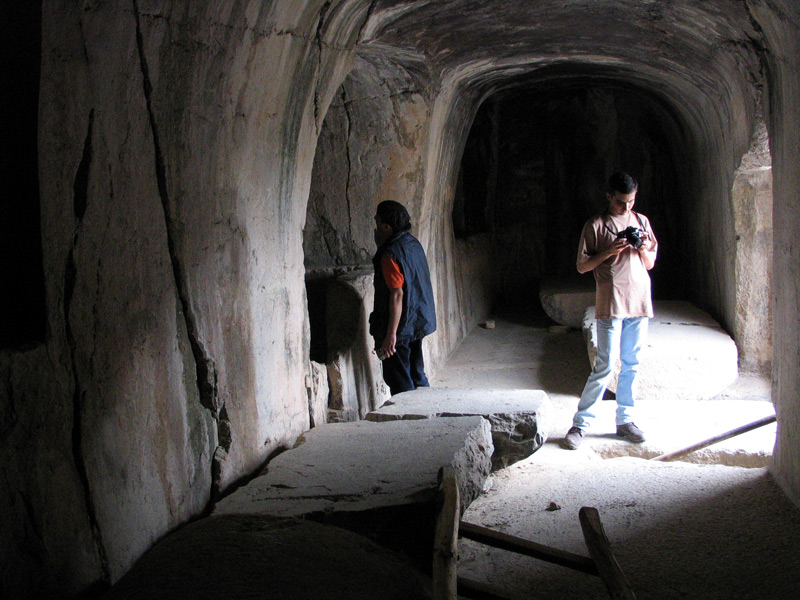 مقبره های سنگی اطراف تخت جمشید