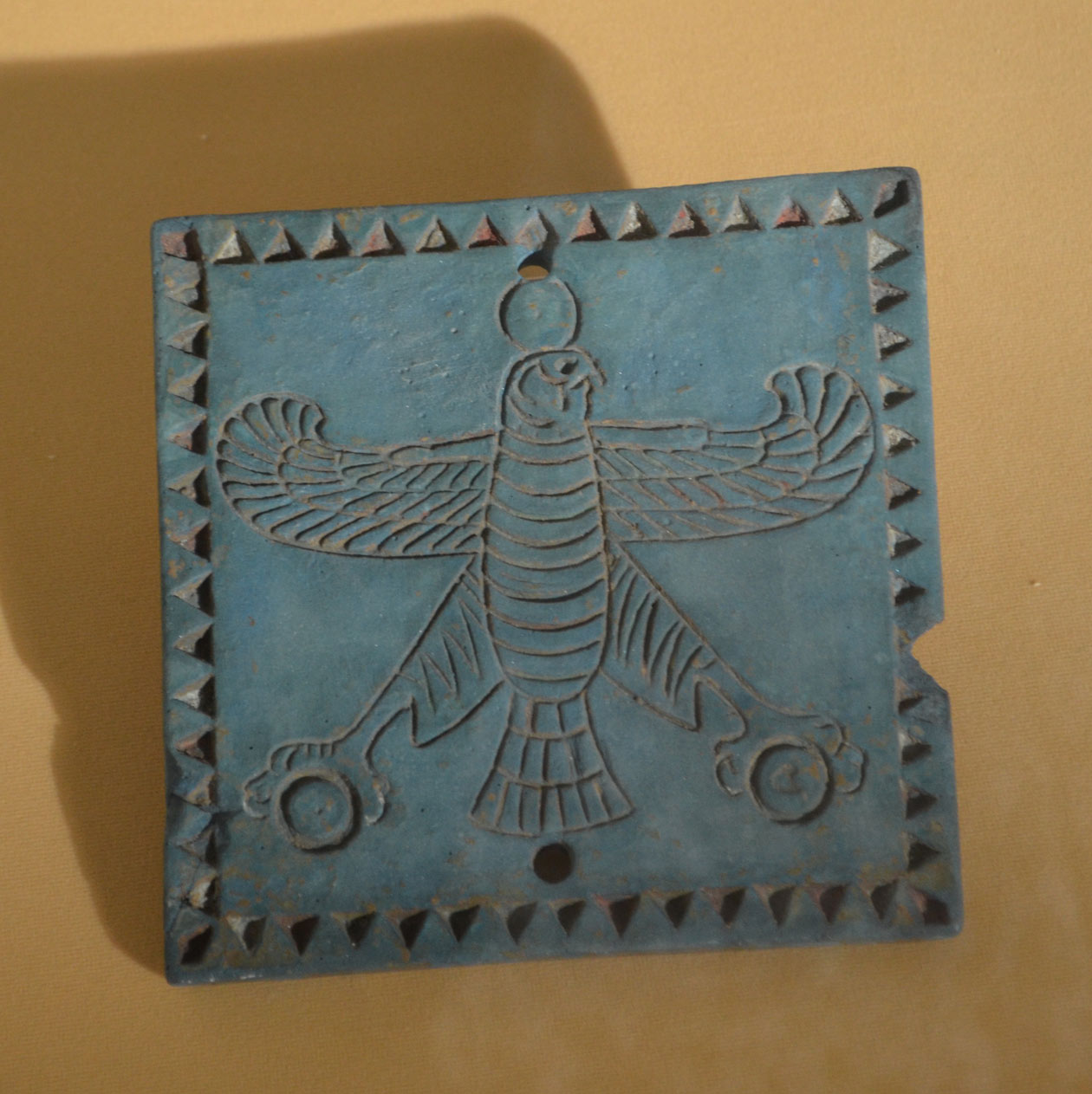 پلاک با نقش عقاب از خمیر لاجورد تخت جمشید موزه ملی ایران