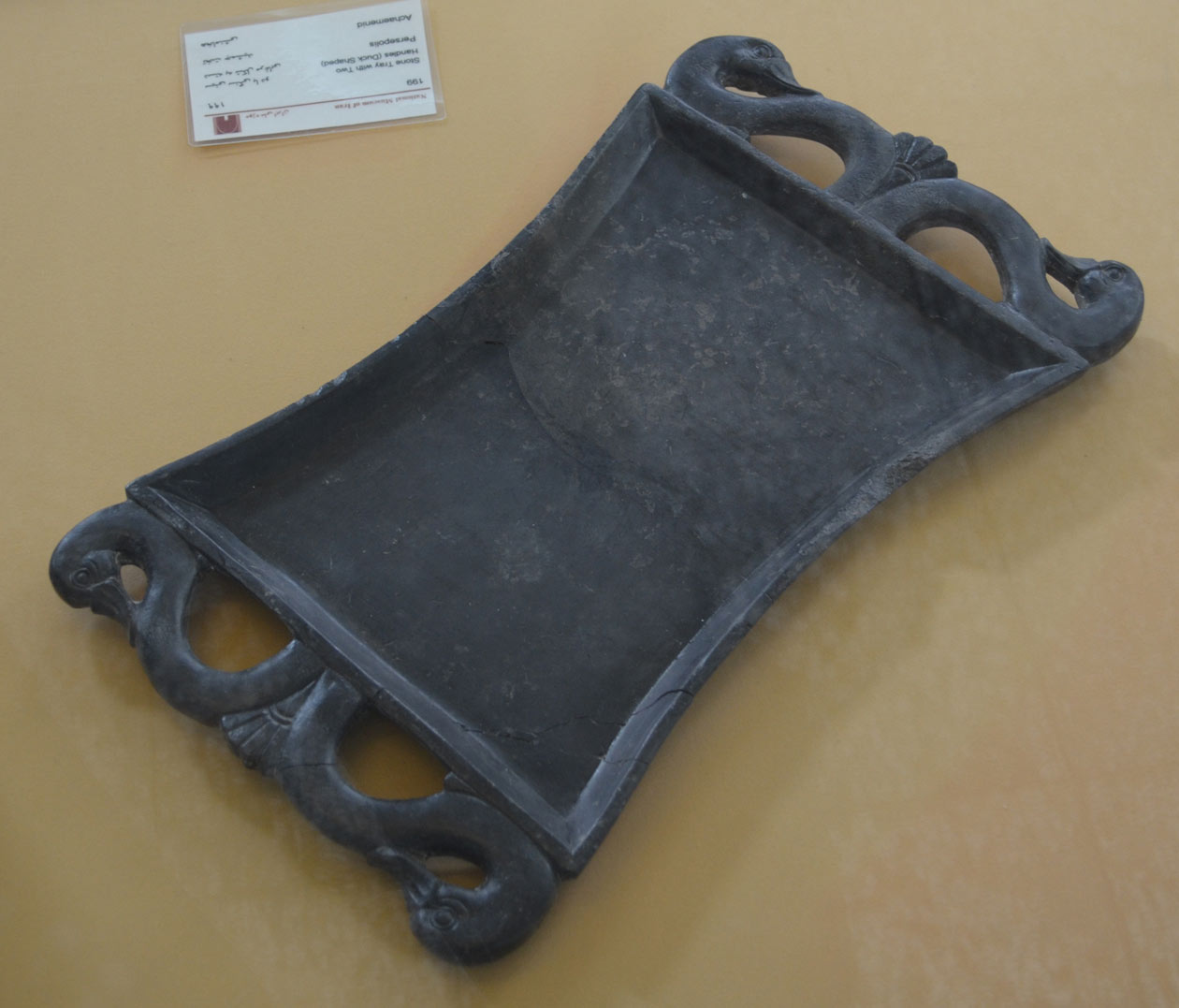 سینی سنگی با دو دسته به شکل مرغابی- تخت جمشید – موزه ملی ایران