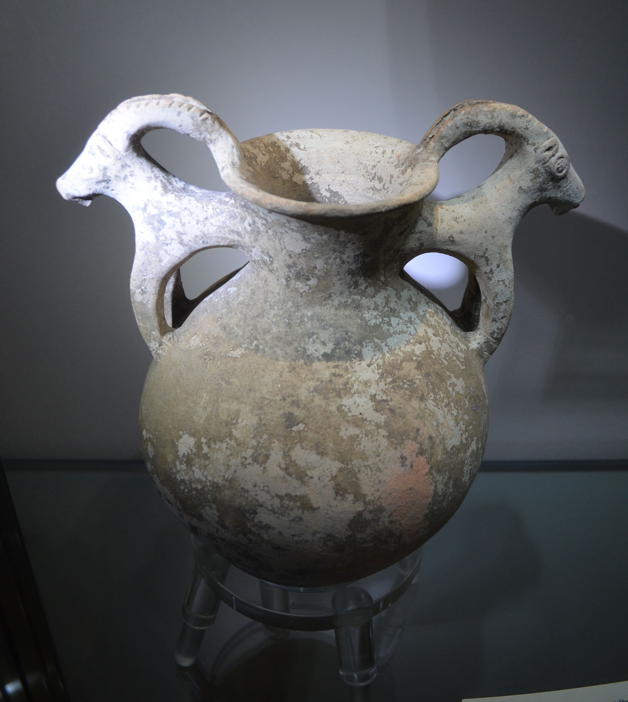 کوزه سفالی با دسته به شکل بز-اواخر سده سوم پیش از میلاد-موزه رضا عباسی