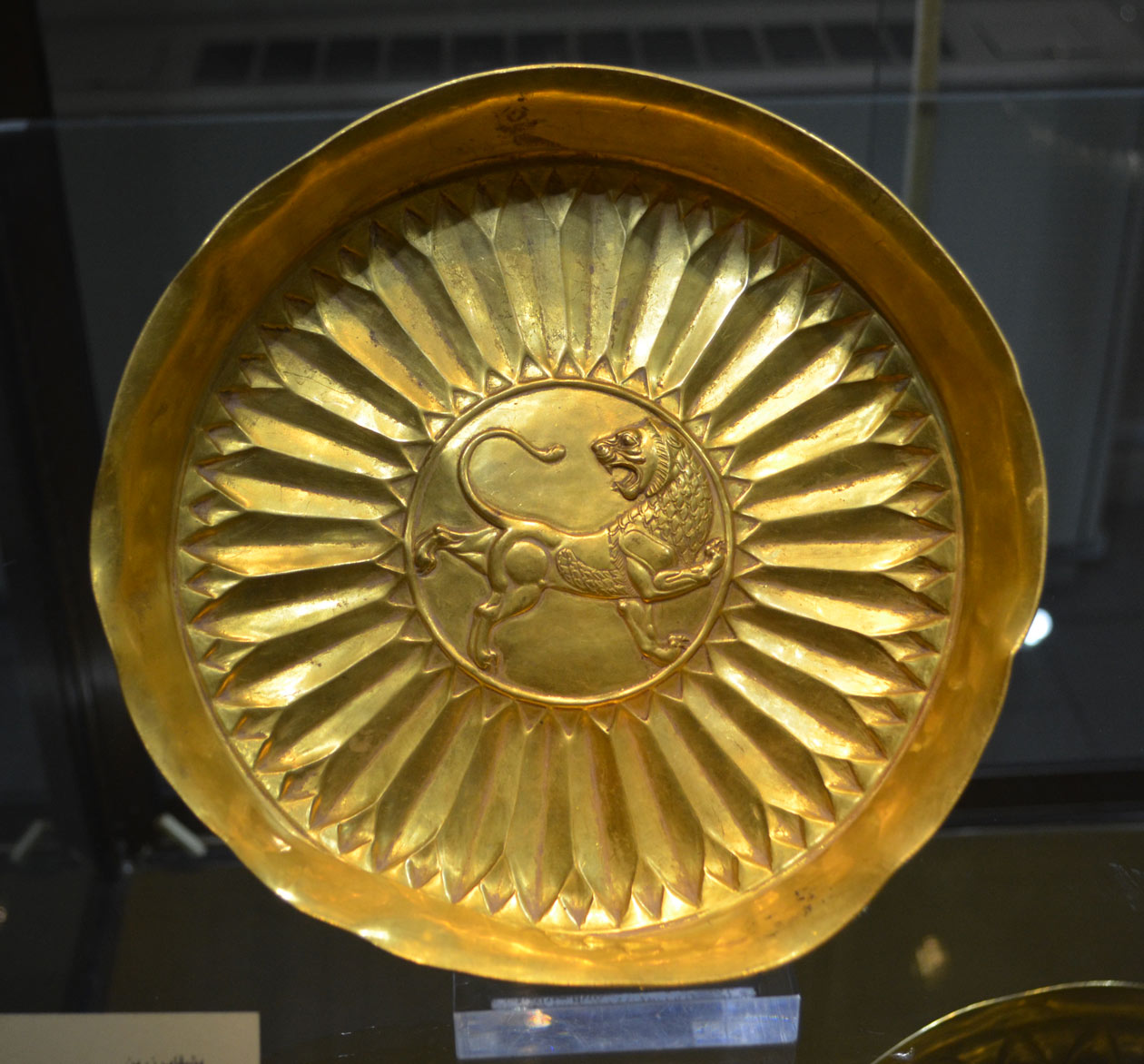 بشقاب طلایی هخامنشی سده 5 و4 پ م - موزه رضا عباسی