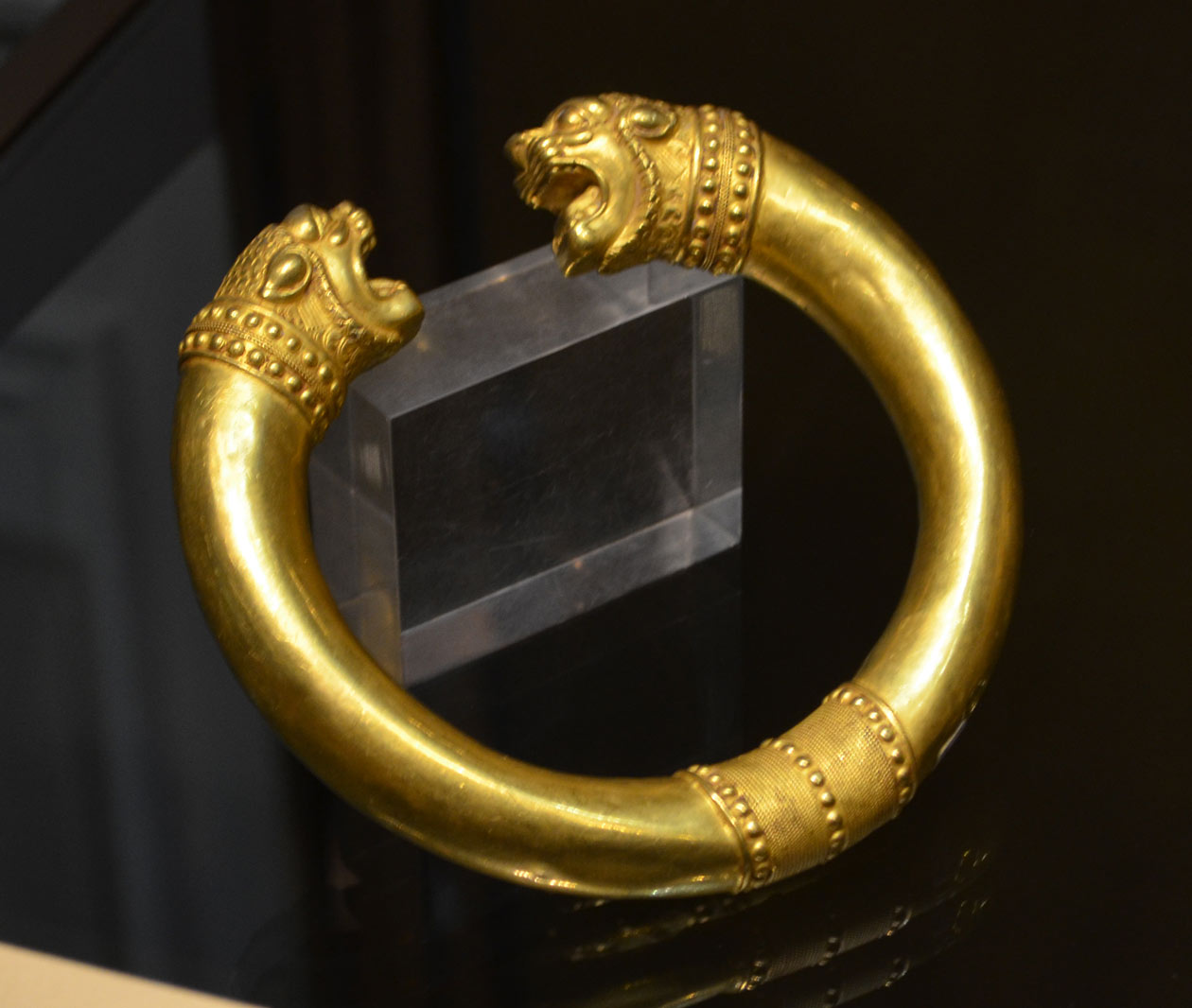 بازوبند طلایی -سده 5و4 پ م محل کشف احتمالا شوش– موزه رضا عباسی