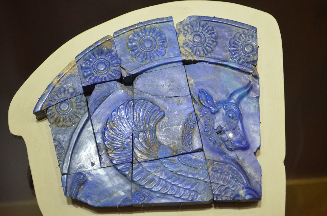 قسمتی از یک پلاک لاجوردی به شکل گاو بالدار- سده 5و4 پ م - موزه رضا عباسی