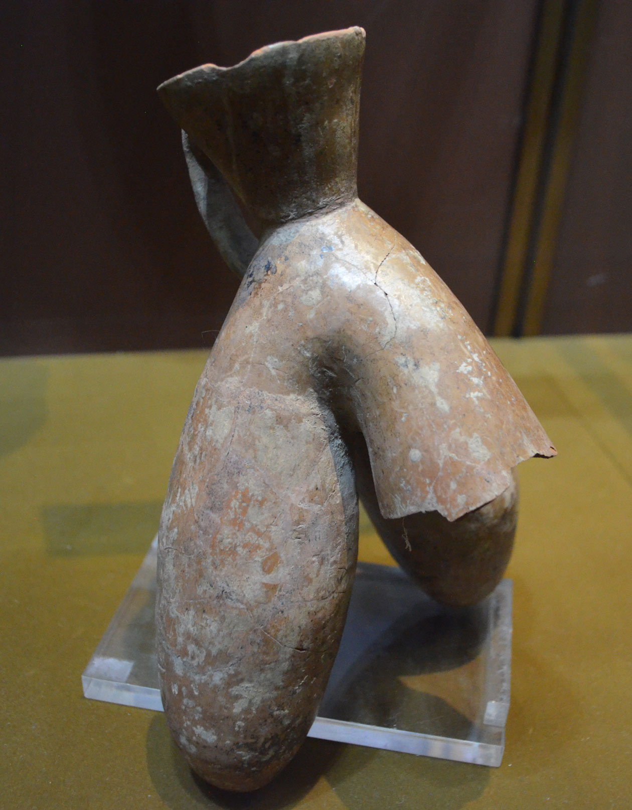 ظرف سه پایه سفالی- سده 5و4 پ م - موزه رضا عباسی