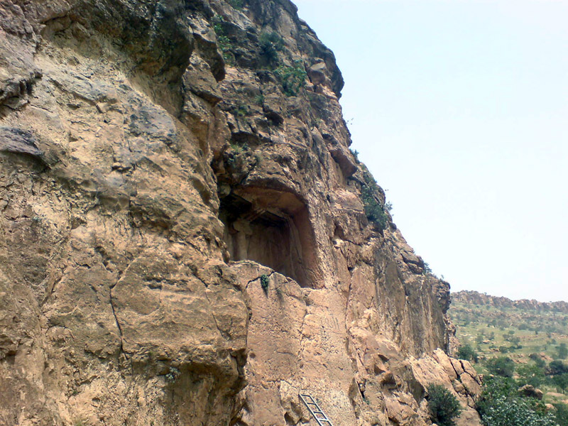 گور دخمه قیز قاپان