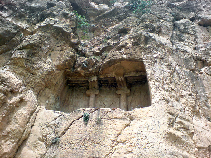 گور دخمه قیز قاپان