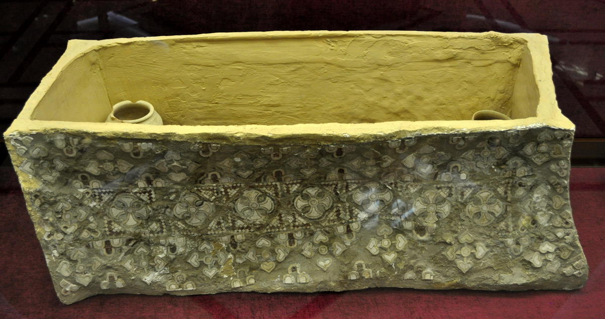 تابوت فالی تزیین شده